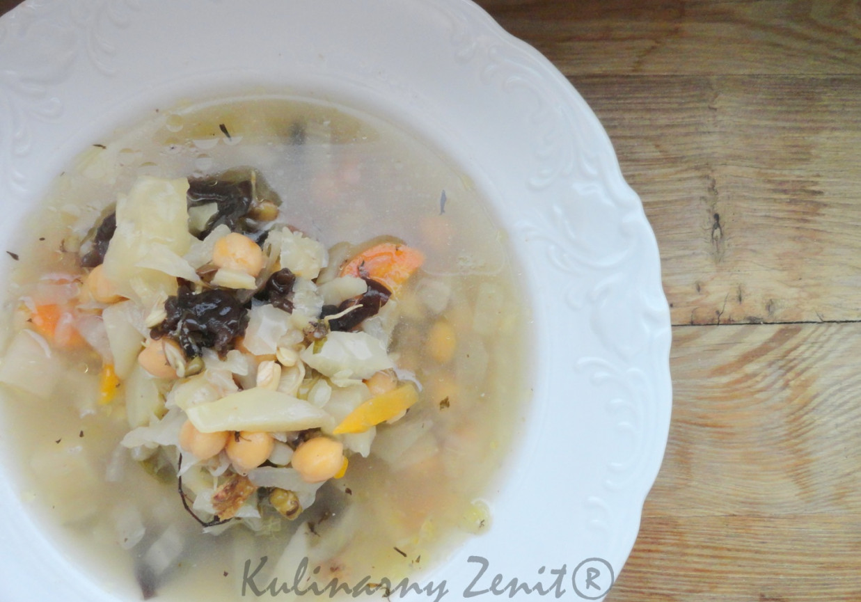 Orientalna zupa z anyżem, świeżym tymiankiem i ciecierzycą foto