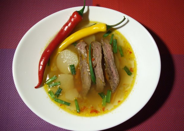 Fotografia przedstawiająca Orientalna zupa z grillowaną wołowiną
