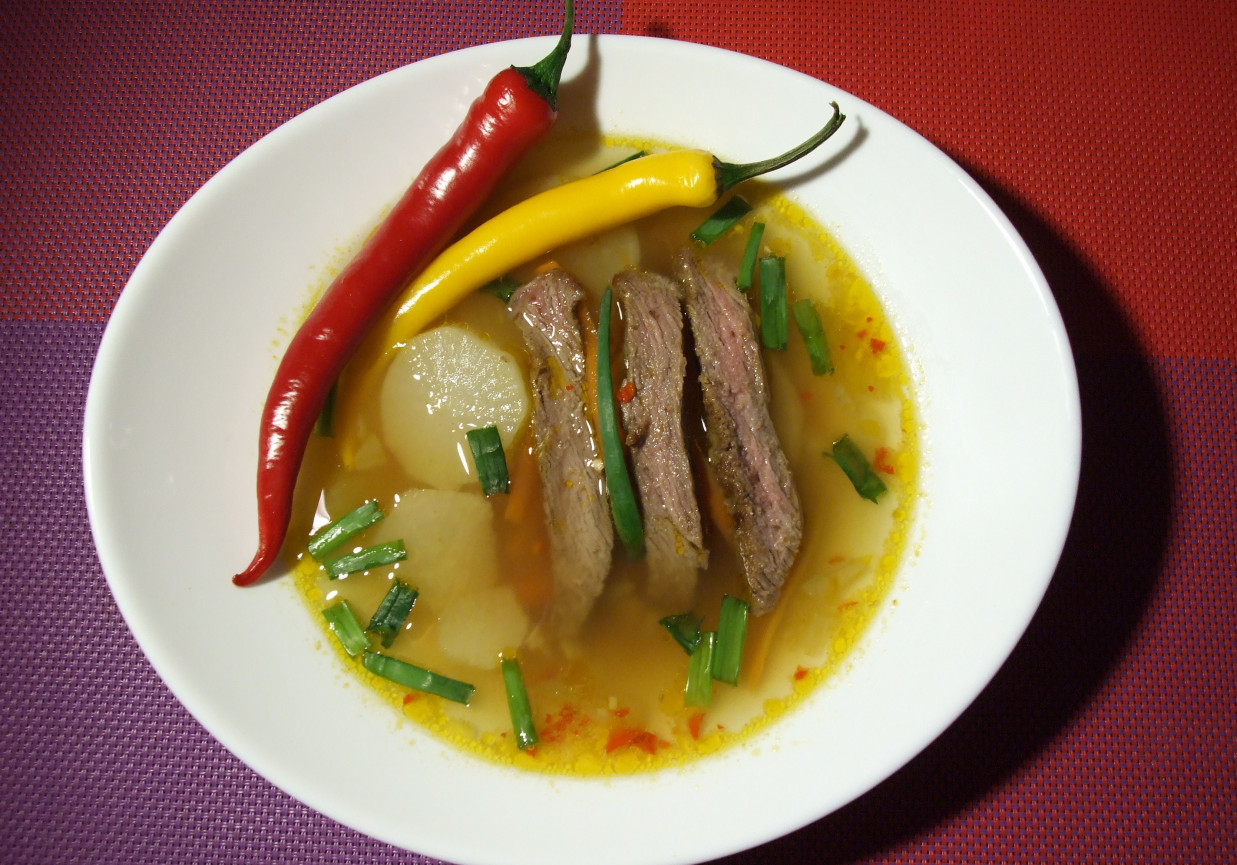 Orientalna zupa z grillowaną wołowiną foto