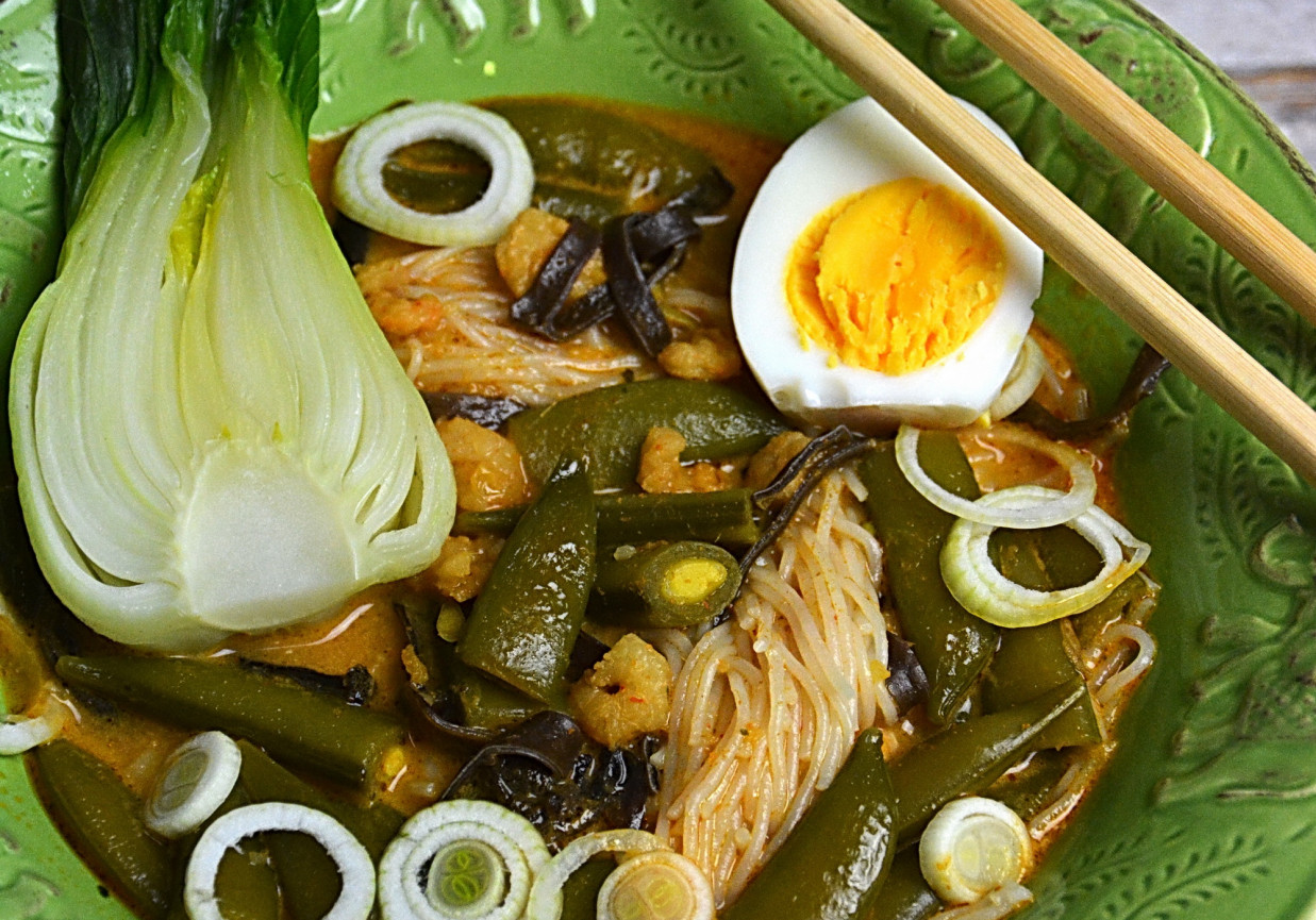Orientalna zupa z groszkiem cukrowym foto