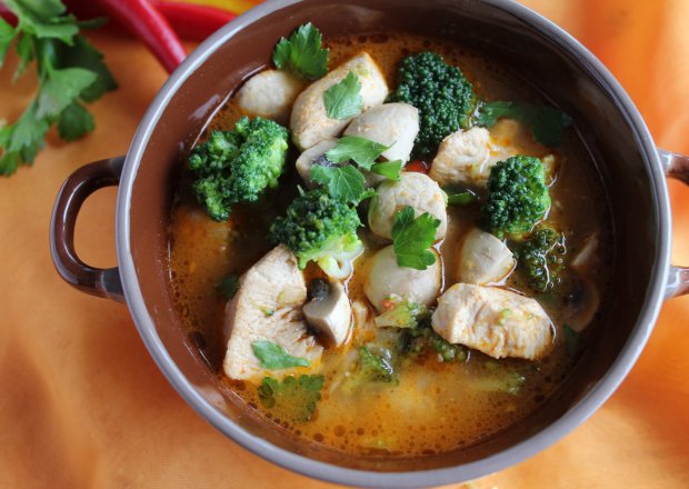 Fotografia przedstawiająca Orientalna zupa z kurczakiem i brokułem