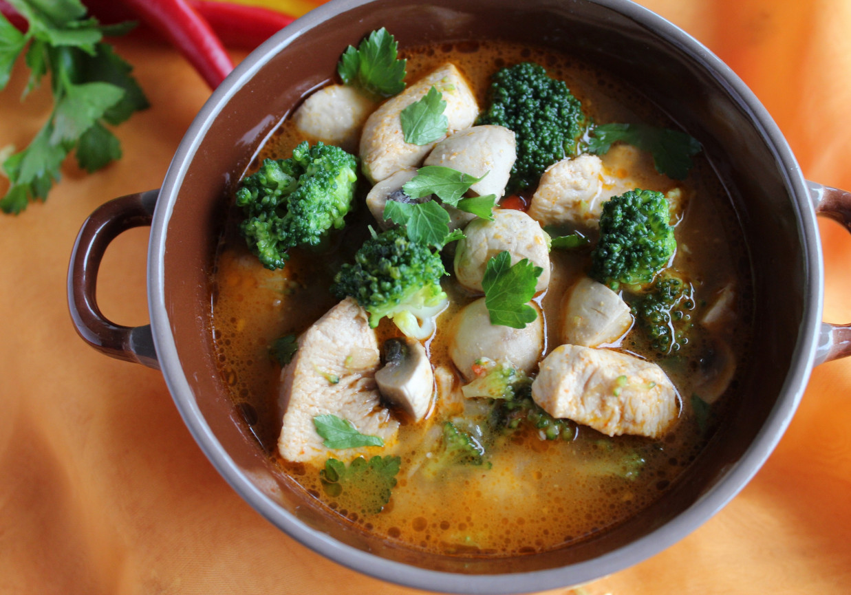 Orientalna zupa z kurczakiem i brokułem foto