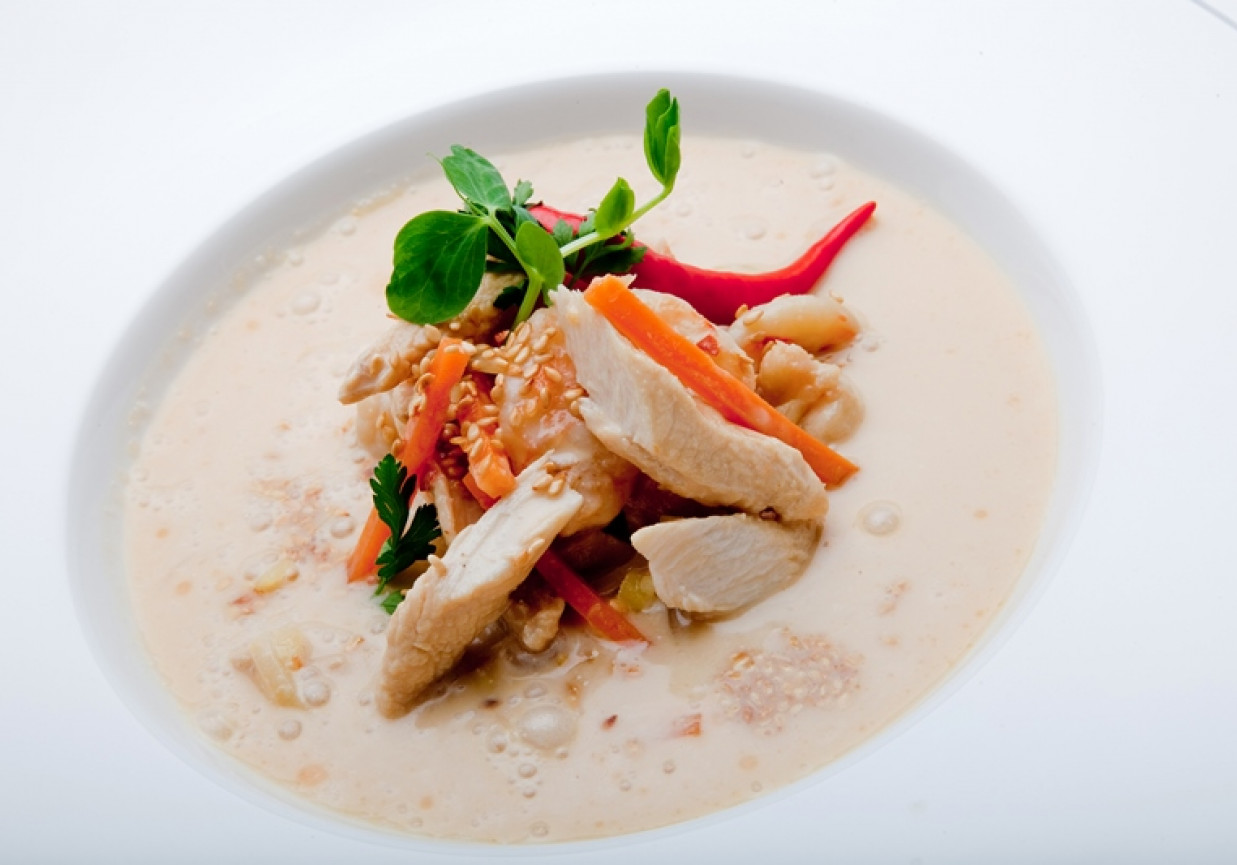 Orientalna zupa z kurczakiem, krewetkami i mlekiem kokosowym Konrada Birka foto