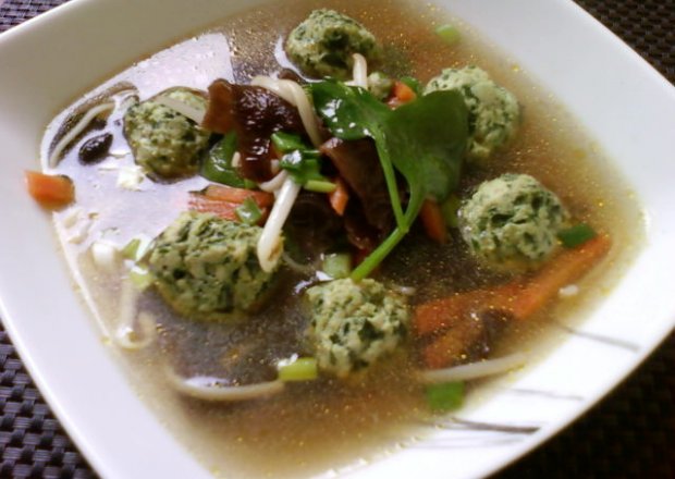 Fotografia przedstawiająca Orientalna zupka z mięsno szpinakowymi pulpecikami