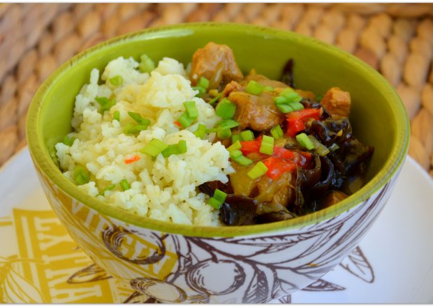 Fotografia przedstawiająca Orientalny gulasz z ryżem
