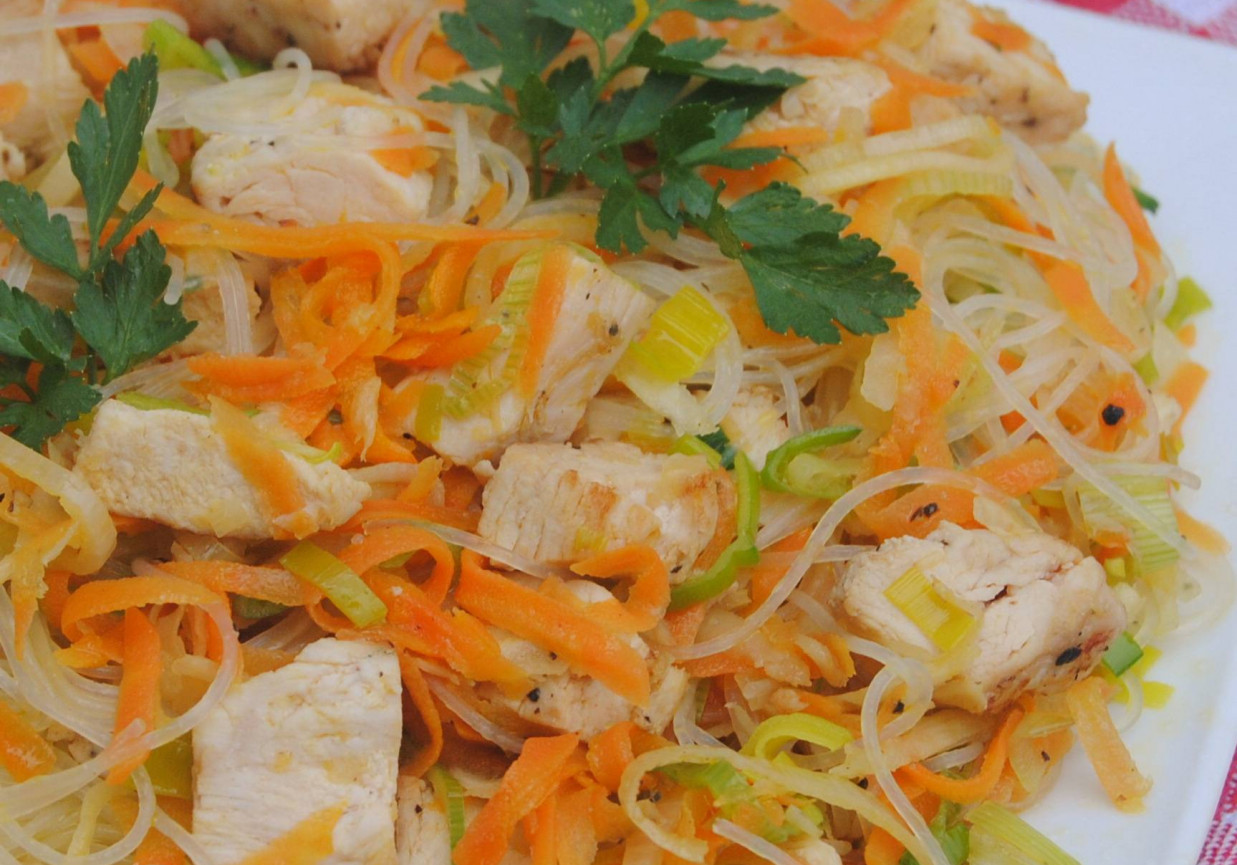 Orientalny makaron smażony z kurczakiem i warzywami foto