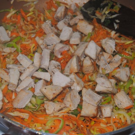 Krok 3 - Orientalny makaron smażony z kurczakiem i warzywami foto