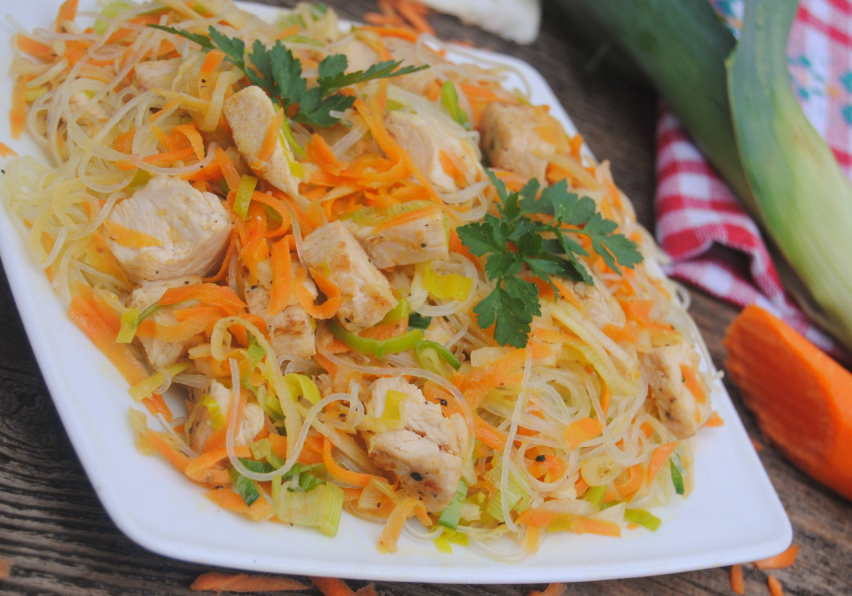 Orientalny makaron smażony z kurczakiem i warzywami foto