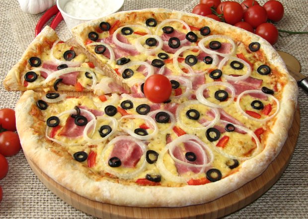 Fotografia przedstawiająca Orkiszowa pizza z boczkiem