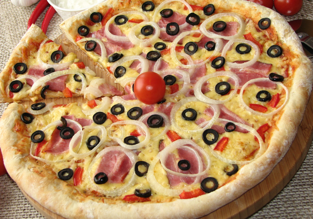 Orkiszowa pizza z boczkiem foto