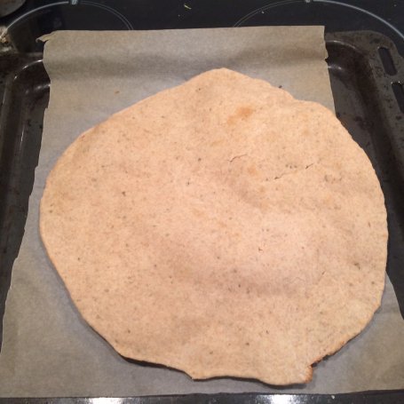 Krok 2 - Orkiszowa pizza z oscypkiem, rukolą i szynką szwarcwaldzką foto