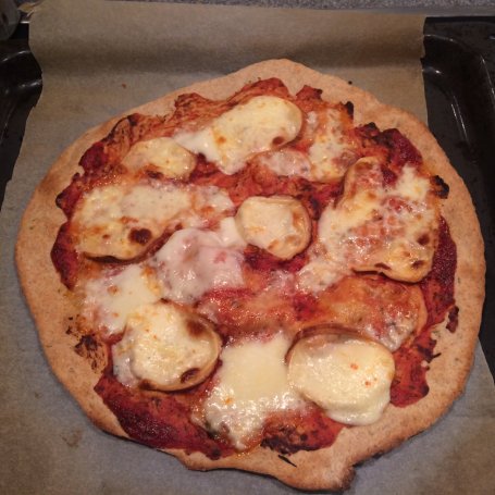 Krok 3 - Orkiszowa pizza z oscypkiem, rukolą i szynką szwarcwaldzką foto