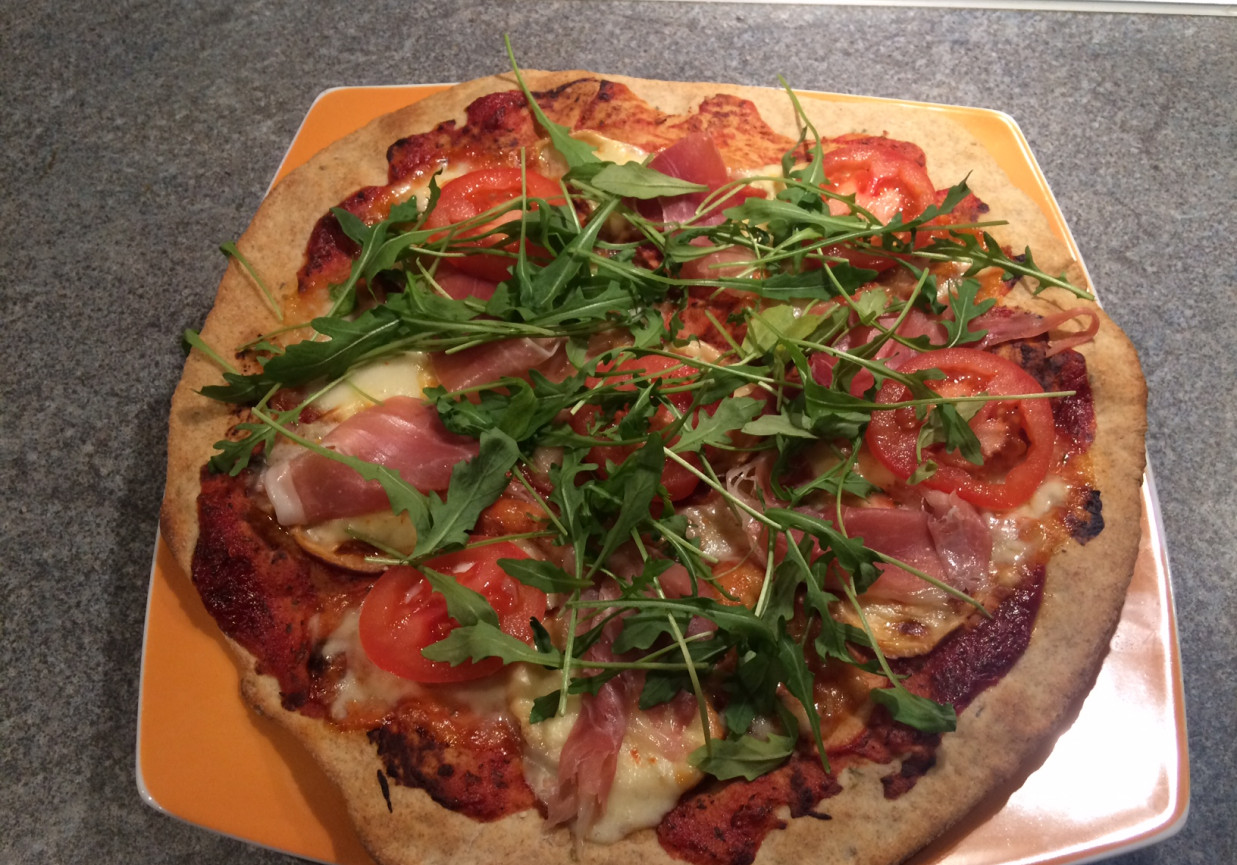 Orkiszowa pizza z oscypkiem, rukolą i szynką szwarcwaldzką foto