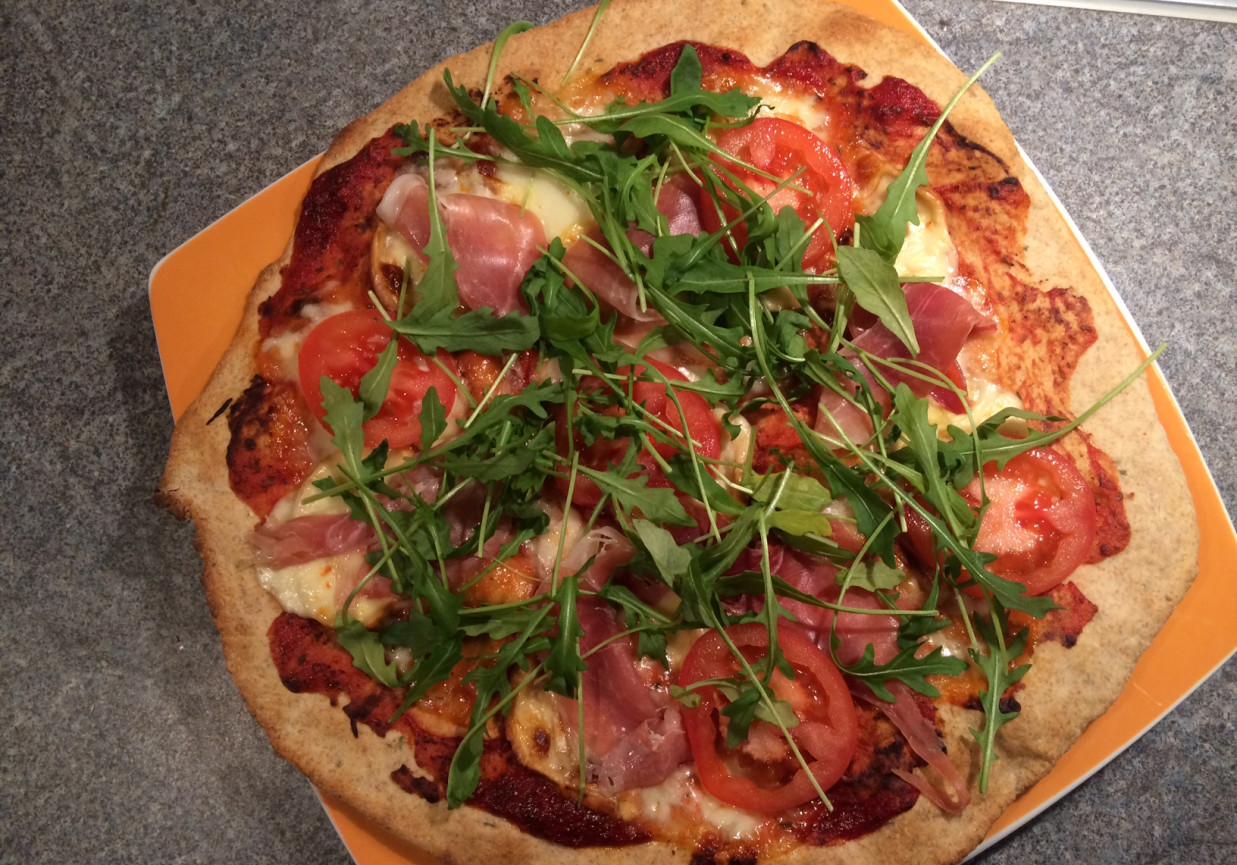 Orkiszowa pizza z oscypkiem, rukolą i szynką szwarcwaldzką foto
