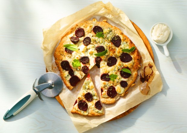 Fotografia przedstawiająca Orkiszowa pizza z rukolą, gorgonzolą i burakiem