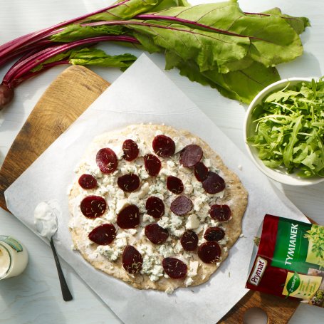 Krok 4 - Orkiszowa pizza z rukolą, gorgonzolą i burakiem foto