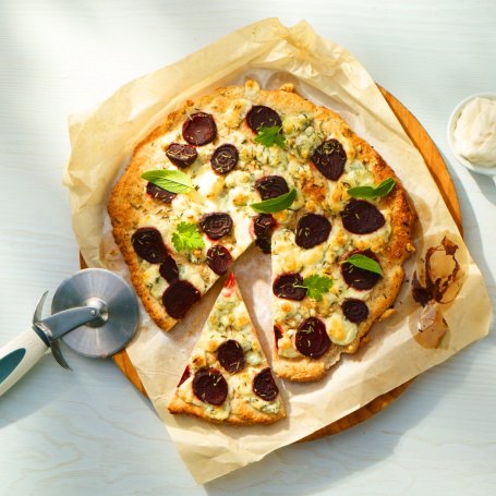 Krok 5 - Orkiszowa pizza z rukolą, gorgonzolą i burakiem foto