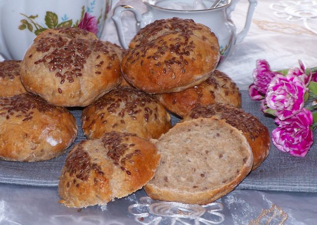 Fotografia przedstawiająca Orkiszowe bułki, czyli na kefirze i z ziarnami smaczne pieczywo