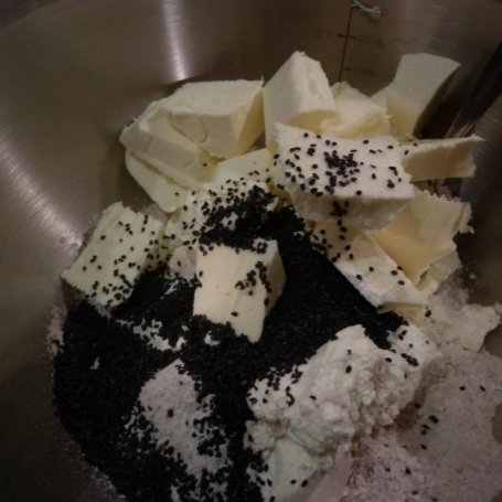 Krok 5 - Orkiszowe ciasteczka z marmoladą z pigwy i czarnym sezamem. foto