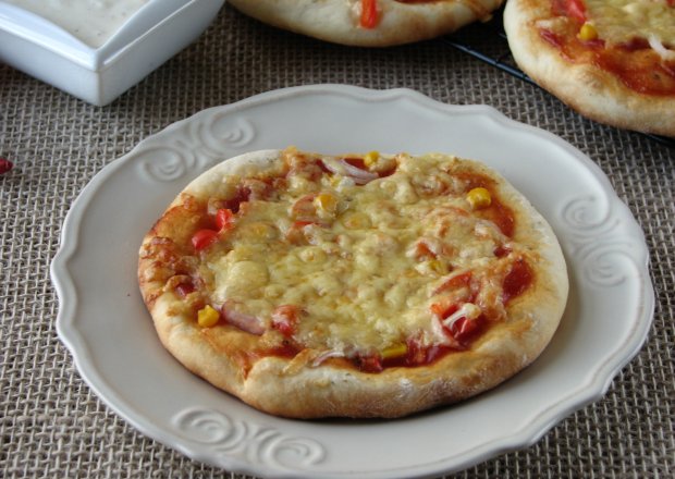 Fotografia przedstawiająca Orkiszowe mini pizze z szynką i warzywami