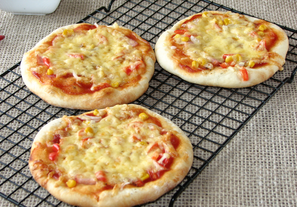 Orkiszowe mini pizze z szynką i warzywami foto