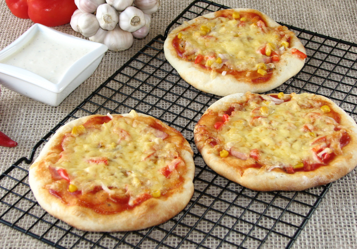 Orkiszowe mini pizze z szynką i warzywami foto