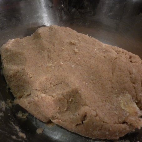 Krok 4 - Orkiszowo - kukurydziane kruche ciasto z gruszkami i posmakiem cynamonu. foto