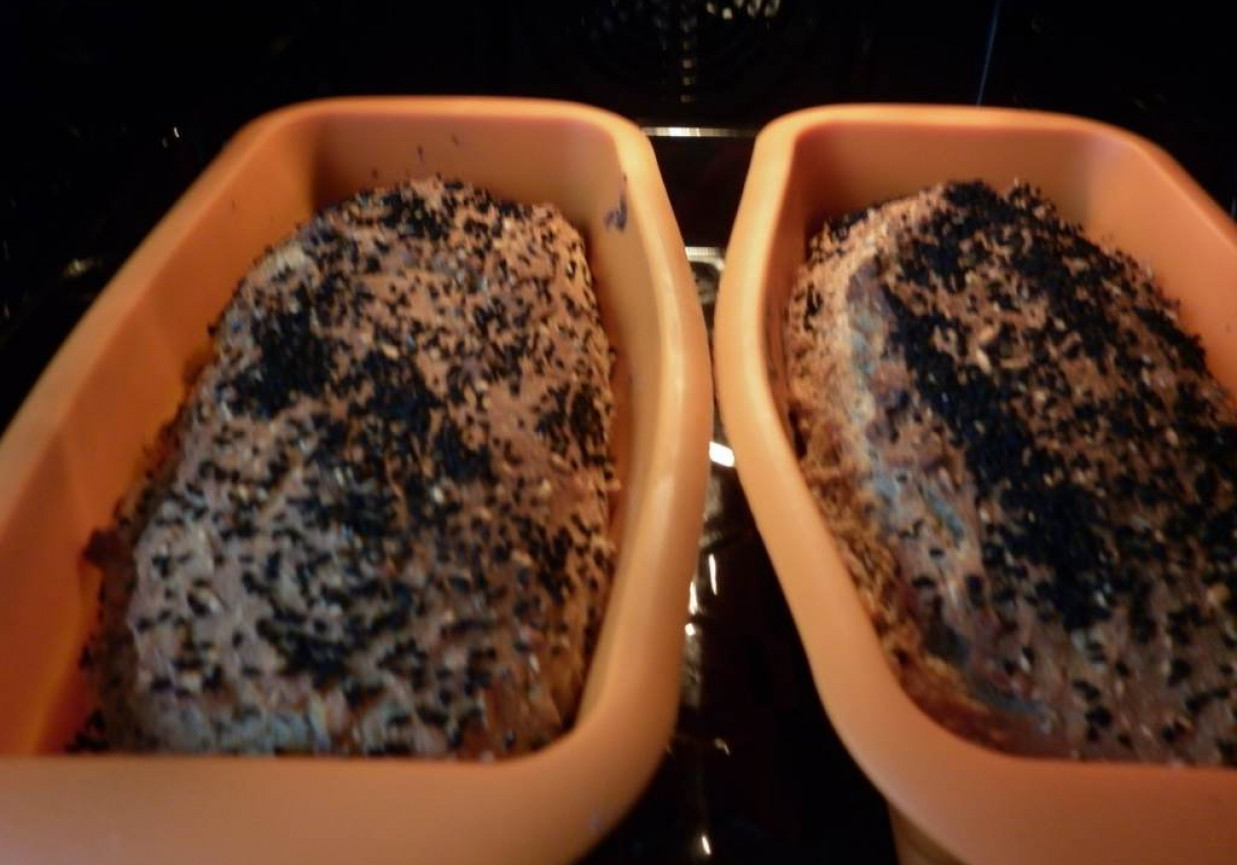 Orkiszowy chlebek na kefirze z czarnuszką foto