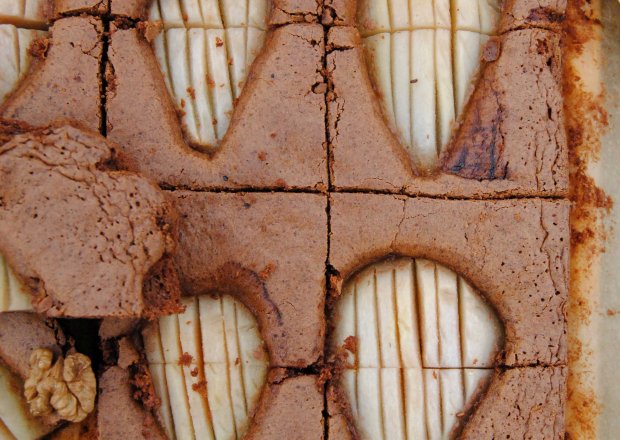 Fotografia przedstawiająca Orzechowe brownie z gruszkami