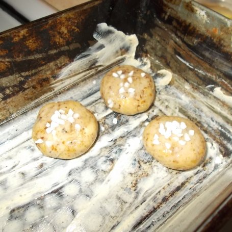 Krok 3 - Orzechowe ciasteczka z cukrem perlistym  foto