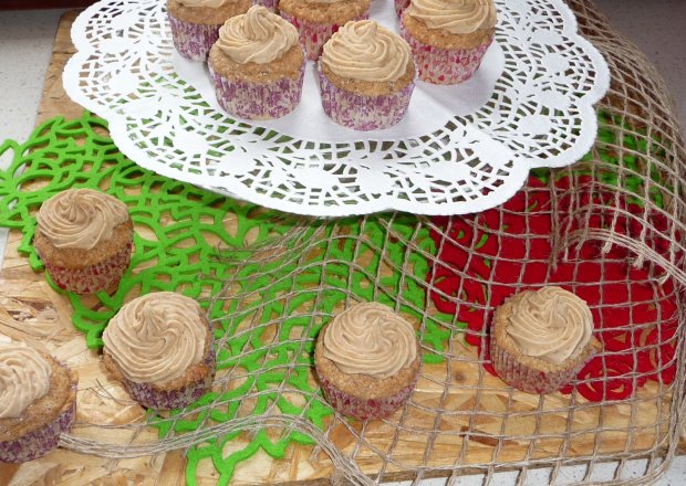 Fotografia przedstawiająca Orzechowe muffiny z kremem z chałwy