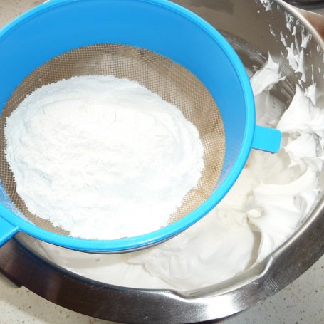 Krok 2 - Orzechowe muffiny z kremem z chałwy foto