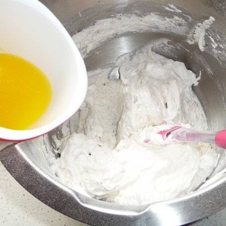 Krok 3 - Orzechowe muffiny z kremem z chałwy foto