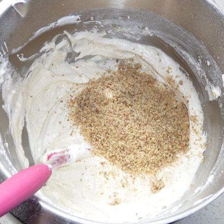 Krok 4 - Orzechowe muffiny z kremem z chałwy foto
