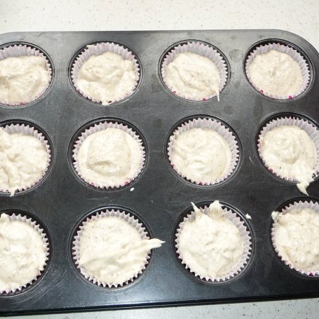Krok 5 - Orzechowe muffiny z kremem z chałwy foto