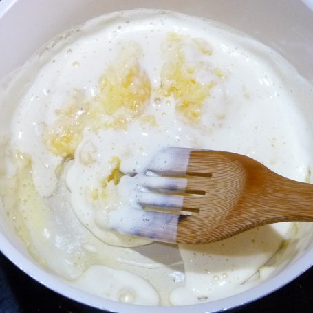 Krok 7 - Orzechowe muffiny z kremem z chałwy foto