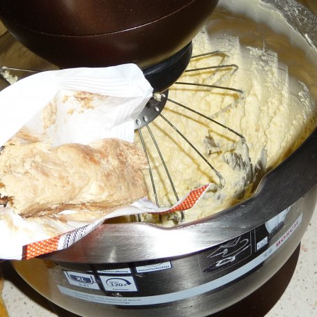 Krok 8 - Orzechowe muffiny z kremem z chałwy foto