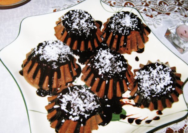 Fotografia przedstawiająca Orzechowo - cynamonowe babeczki z kakaową polewą