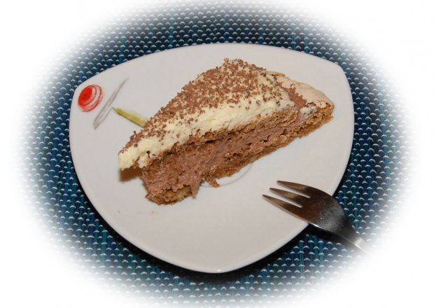 Fotografia przedstawiająca Orzechowy tort bezowy