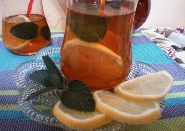Fotografia przedstawiająca Orzeźwiająca herbata miętowo cytrynowa