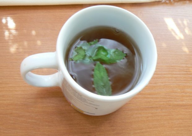 Fotografia przedstawiająca Orzeźwiająca herbata z miętą i cytryną