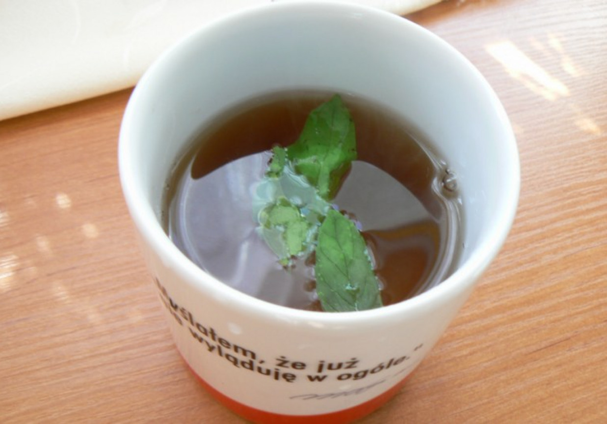 Orzeźwiająca herbata z miętą i cytryną foto