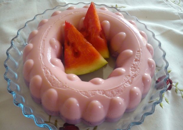 Fotografia przedstawiająca Orzeźwiający deser arbuzowo-jagodowy