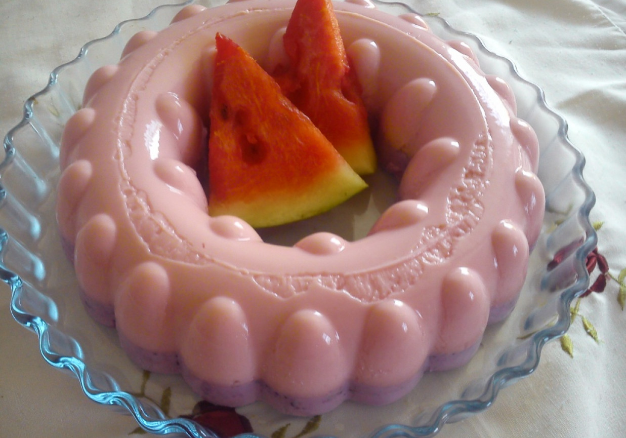 Orzeźwiający deser arbuzowo-jagodowy foto