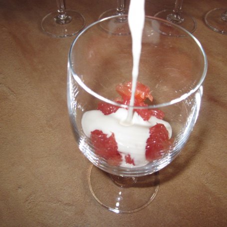 Krok 4 - Orzeźwiający deser, czyli grejpfrutowa "słodycz" :) foto