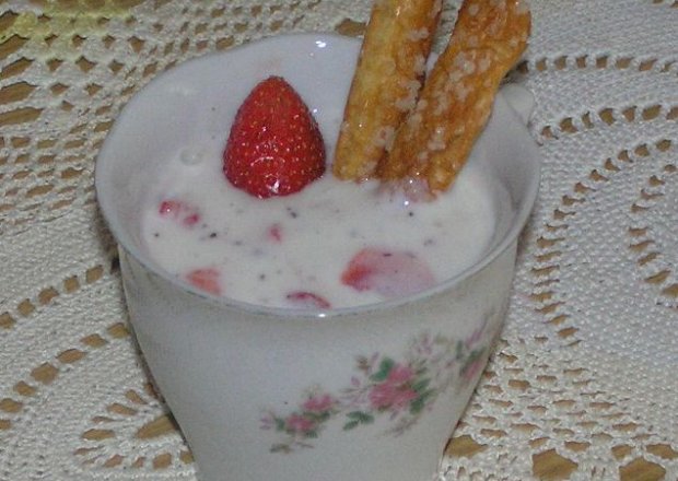 Fotografia przedstawiająca Orzeźwiający deser truskawkowy