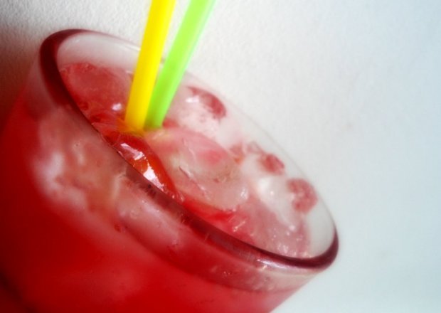 Fotografia przedstawiająca Orzeźwiający drink arbuzowy z czerwoną porzeczką i różowym winem