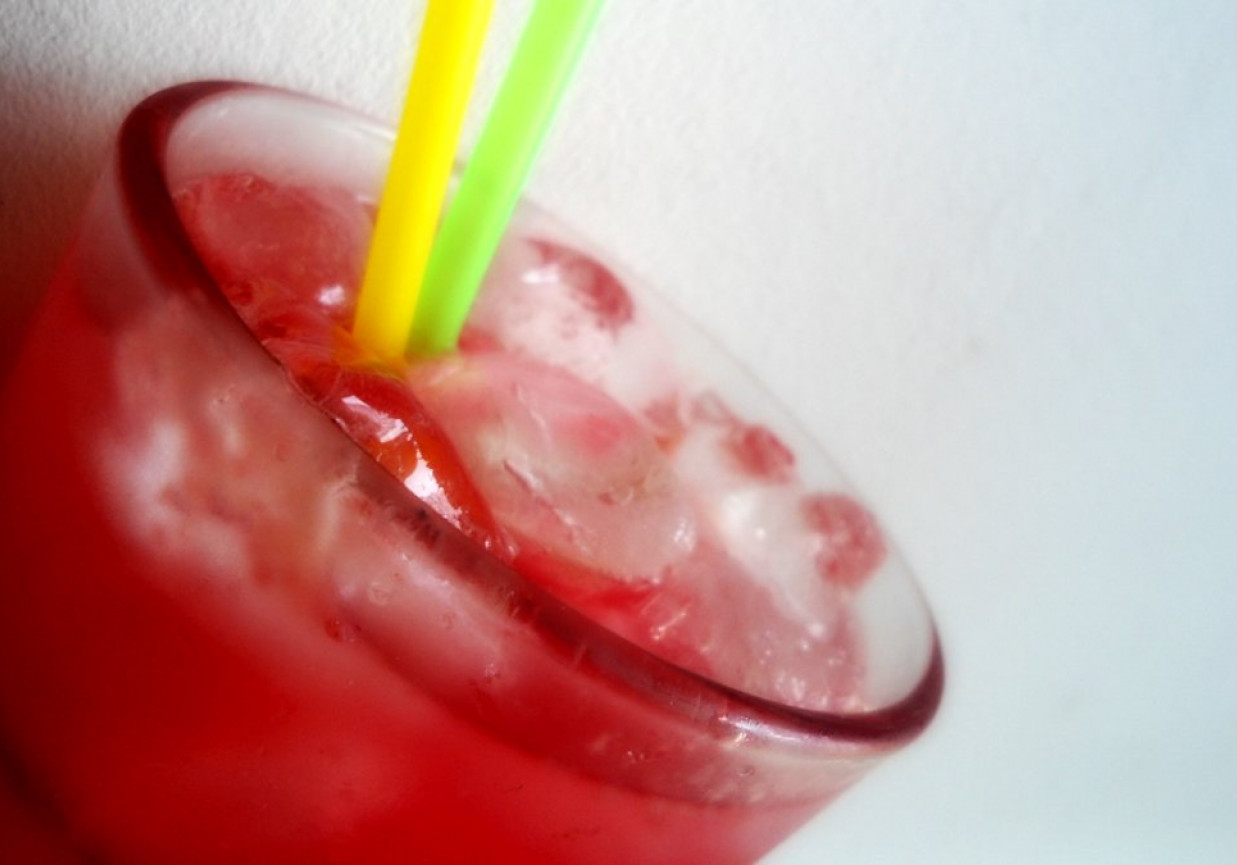 Orzeźwiający drink arbuzowy z czerwoną porzeczką i różowym winem foto