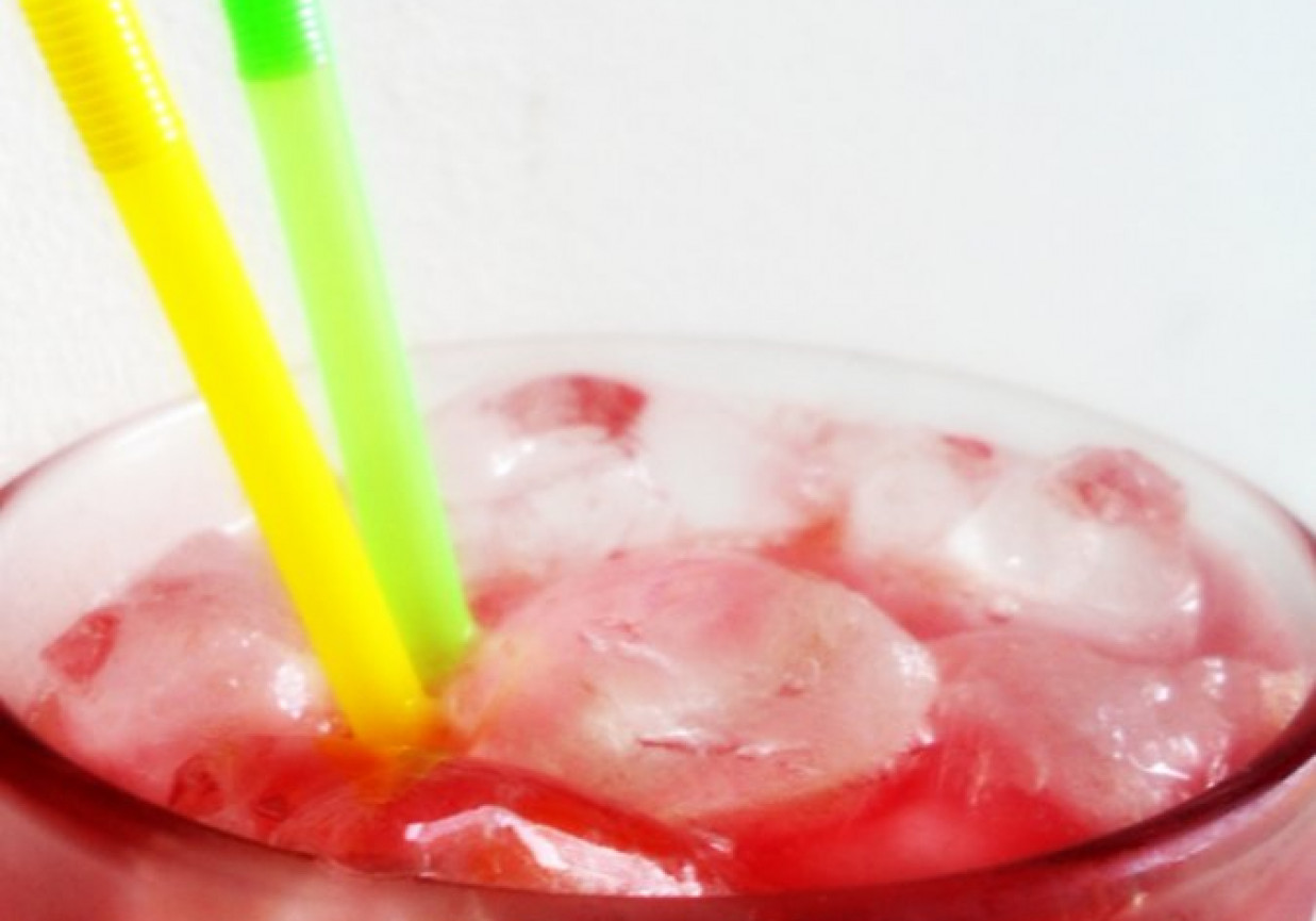 Orzeźwiający drink arbuzowy z czerwoną porzeczką i różowym winem foto