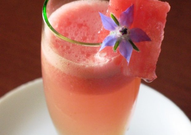 Fotografia przedstawiająca Orzeźwiający drink arbuzowy